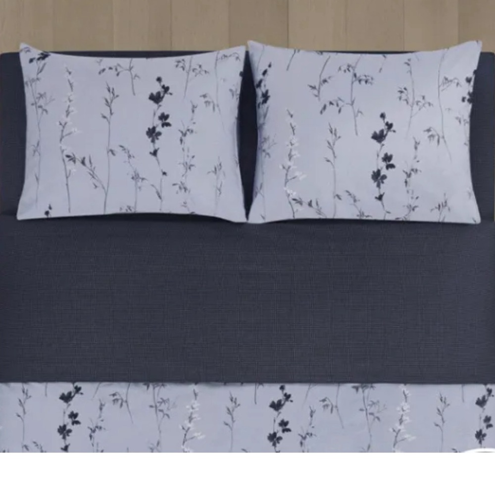 Calvin Klein Dusk Wildflower King  Duvet Cover +Two King Shams. Brand New!